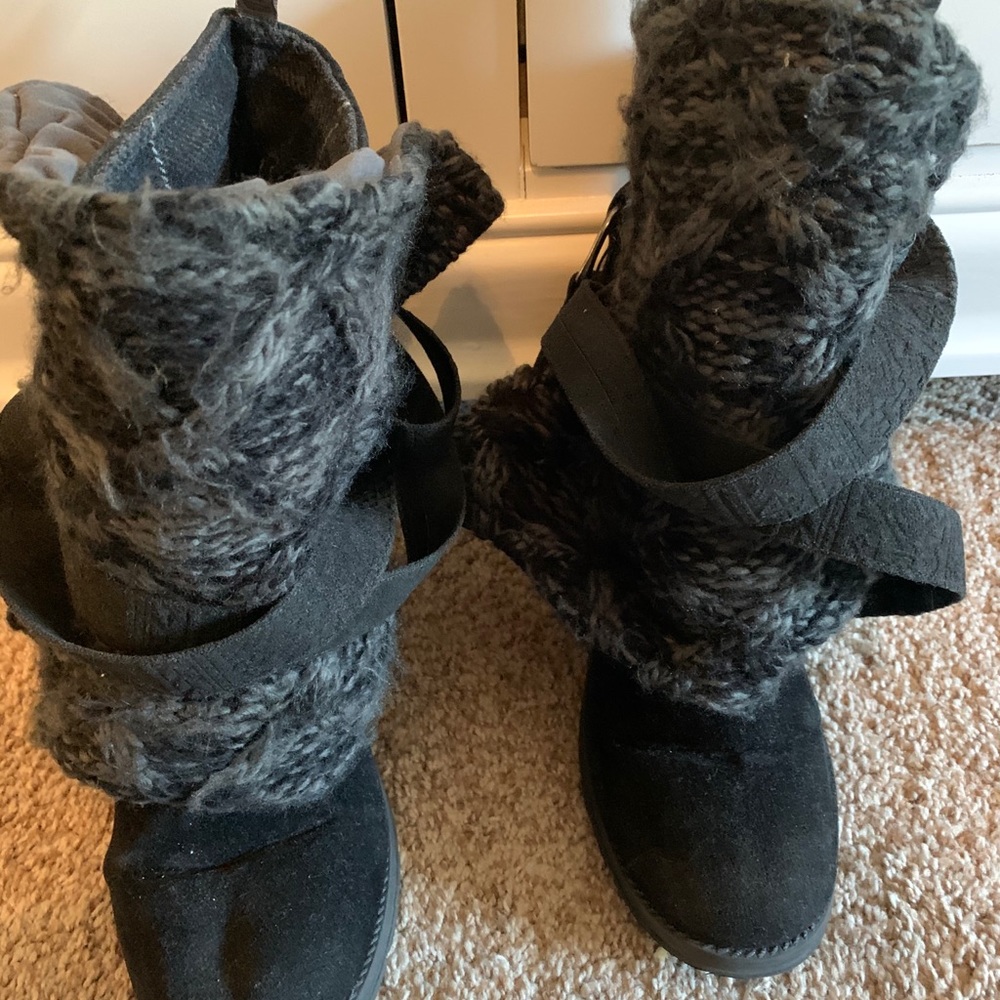 Black MUK LUKS boots with fur